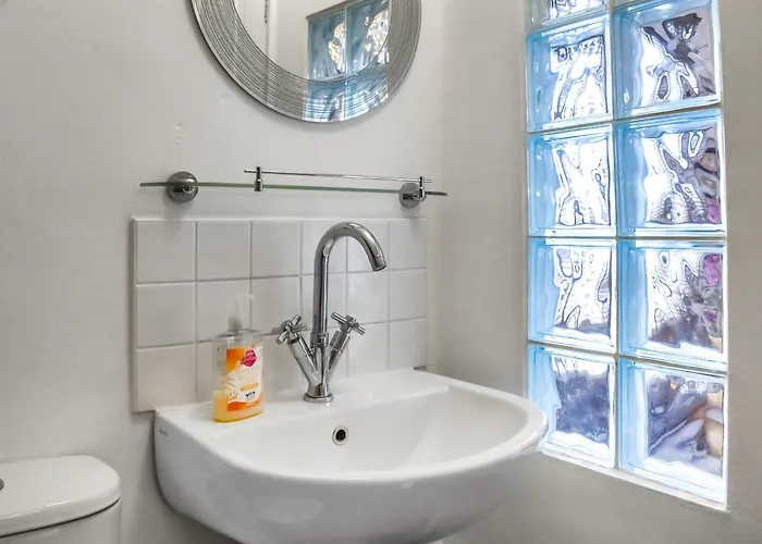 White Nyaraló Whitby